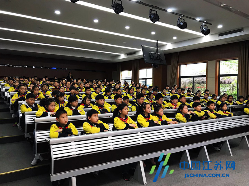 经过一堂课的体验,盱眙第一小学的老师对中国江苏网记者表示,南京