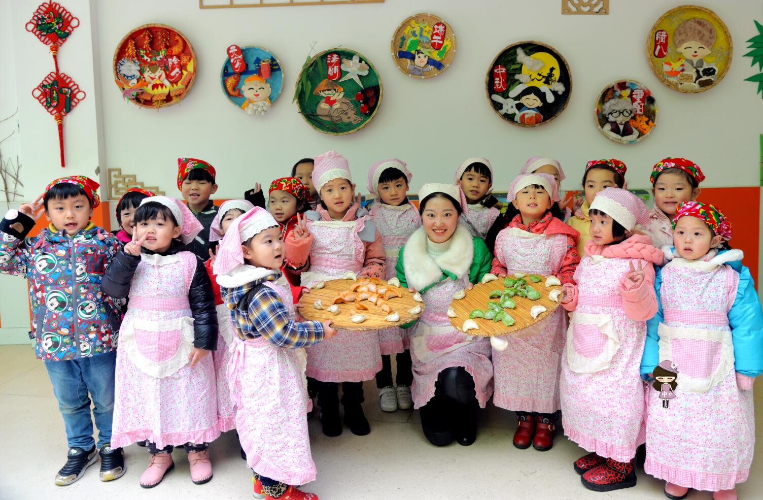 2016年12月20日,连云港高新区花果山街道旺旺幼儿园开展以回归传统文化,喜迎冬至佳节为主题的传统民俗活动。 21日是冬至,在苏北地区一直流传包饺子、迎冬至的民间风俗。 赵 俊摄 视觉江苏网供图