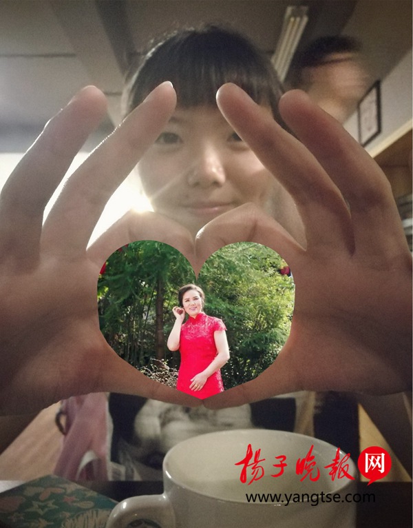 几位同学暖心的爱的合照。丽媛 摄 扬子晚报网5月12日(通讯员 徐丽媛 史杰克 记者 陈咏)5月的第二个星期日是温暖人心的母亲节。12日记者在扬州大学信息工程学院采访了解到,该院同学在母亲节到来之际给母亲送上了一份独特的礼物爱在心中比心合照。他们将母亲的生活照P进自己的照片里,然后放到双手拼就的爱心手势中,把心中的千言万语,对母亲的浓情厚意,都放在了那紧紧触碰的指间。 这一组特色照片是由几位学子合作而成,每一张都是他们对母亲爱的体现。双手拼出一个爱心,爱心中是