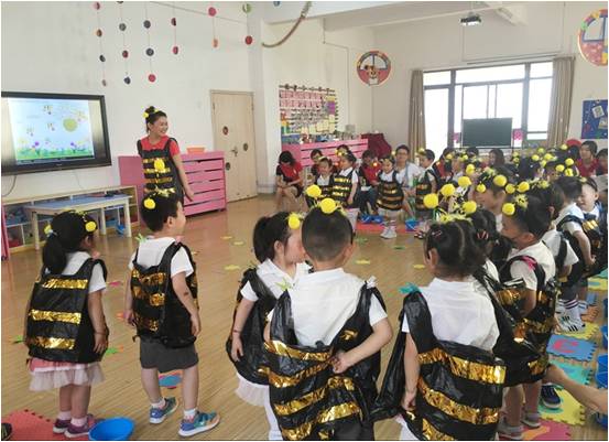 中国江苏网7月4日讯(记者王芳、邱德炜 通讯员 严高莲)扬州市邗江区邗上中心幼儿园创办于1996年,2011年12月高标准通过江苏省优质幼儿园评估验收。园所占地面积8840平方米,建筑面积7870平方米,设25个班级, 1190名幼儿。园所现有教职工94名,大专以上学历100%,高级教师4人,一级教师15人,市、区级学科带头人3人,市、区级教学骨干9人。园所发展迅速,社会声誉良好。 办学理念彰显健康教育特色 邗上园秉承以德育德,以爱育爱,以心育心的办园宗旨,以推进优效管理、锻造优质师