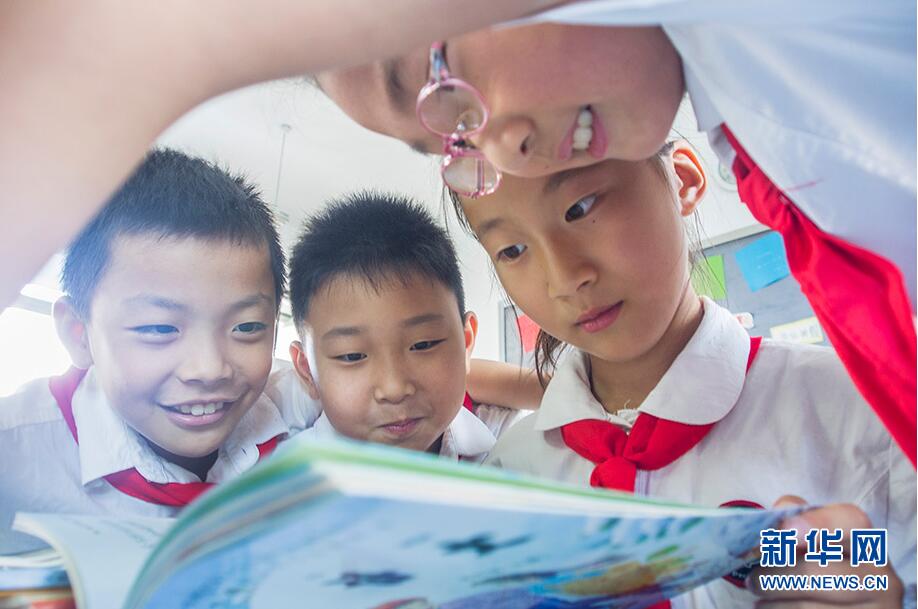 江苏各地小学生开心入学!