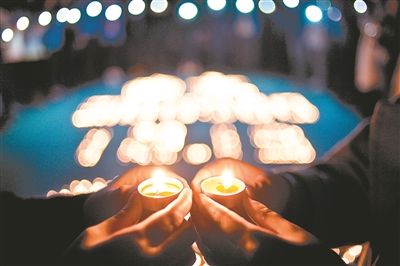 南农大举行南京大屠杀遇难者国家公祭日烛光祭