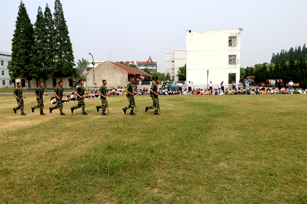 盐城大丰垦南小学走进军营接受国防教育_中国