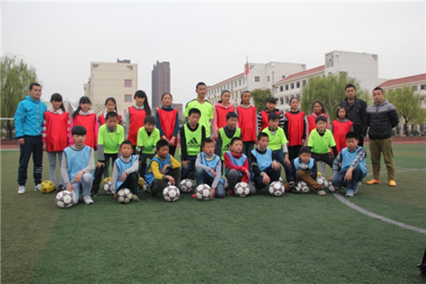 东海县和平路小学征战2017市长杯足球比赛勇