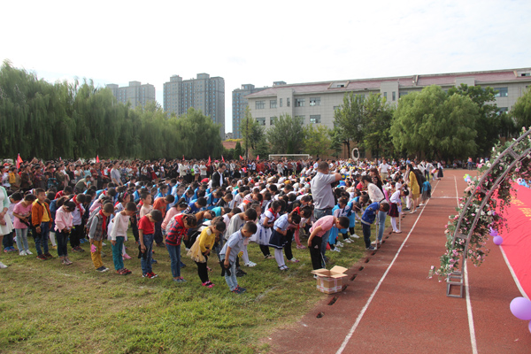 区域教育(不用) > 正文   9月15日上午,泗阳县众兴小学在学校礼仪广场