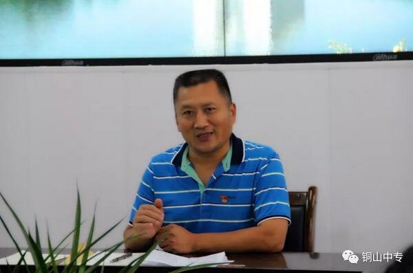 副校长孟振中、倪彩菊分别为其培养导师