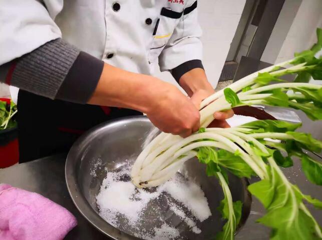 传承咸菜文化,扬州旅游商贸学校学生校园内腌