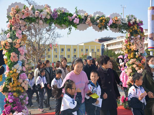 涟水县外国语小学举行一年级新生入学仪式_五星自媒体